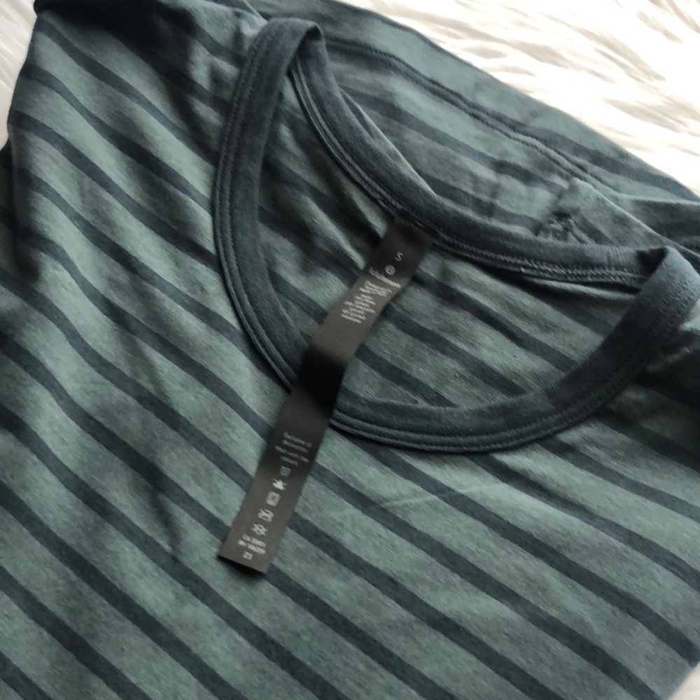 JUST IN ✔️NWT LULULEMON T-Shirt - Picture 3 of 8